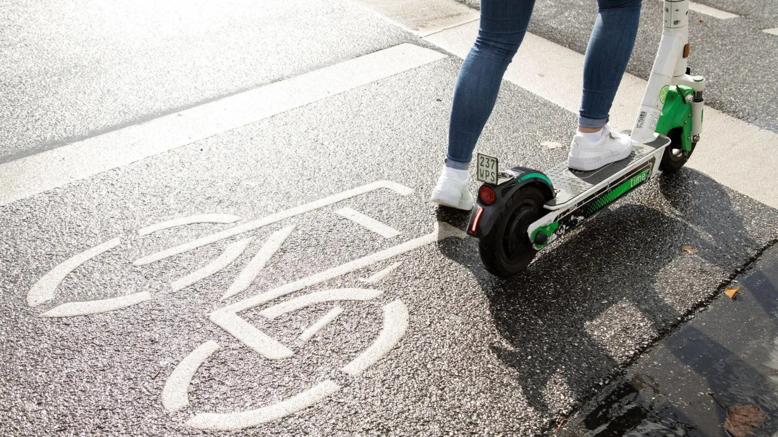 Mit dem E-Scooter muss man grundsätzlich die vorhandenen Radverkehrsflächen nutzen (Foto: Christin Klose/dpa-tmn)