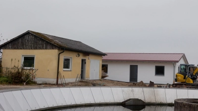 Das alte Betriebsgebäude, in dem zukünftig Sozialräume für die Mitarbeitenden Platz finden, soll nun doch aufwendiger renoviert werden. Außerdem bekommt das Labor im neuen Gebäude (rechts) neue Möbel. (Foto: Evi Lemberger)