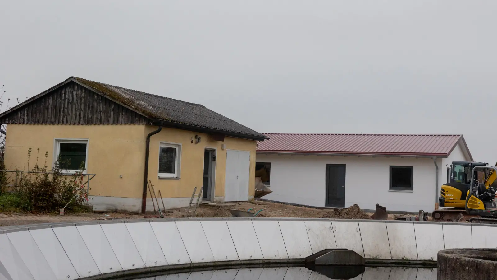Das alte Betriebsgebäude, in dem zukünftig Sozialräume für die Mitarbeitenden Platz finden, soll nun doch aufwendiger renoviert werden. Außerdem bekommt das Labor im neuen Gebäude (rechts) neue Möbel. (Foto: Evi Lemberger)