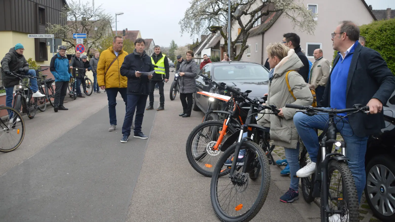 Bürgermeister Jürgen Heckel (Mitte) und Planer Uwe Petry (hinten, mit Warnweste) zeigten den Stadträten einige Stellen im Stadtgebiet, an denen Radverkehrsmaßnahmen gut denkbar wären. (Foto: Johannes Zimmermann)