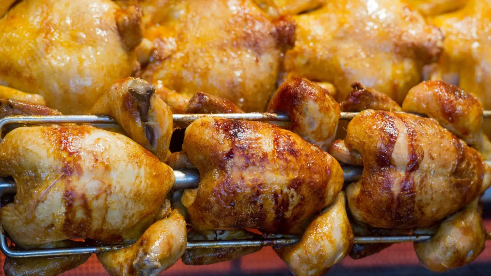 Ein Wachdienst erwischt den jungen Mann mit einem Grillhähnchen-Spieß. (Symbolbild) (Foto: Stefan Sauer/dpa-Zentralbild/dpa)