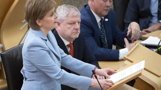 Schottlands Miniterpräsidentin Nicola Sturgeon gibt vor Abgeordneten des schottischen Parlaments eine Erklärung zu ihren Plänen ab, vor Ende 2023 ein zweites Referendum über die schottische Unabhängigkeit abzuhalten. (Foto: Lesley Martin/PA Wire/dpa)