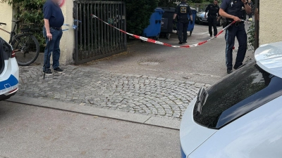 Mit 40 Streifenwagen jagt die Polizei in München einen Juwelenräuber. (Symbolbild) (Foto: Christof Rührmair/^dpa/dpa)