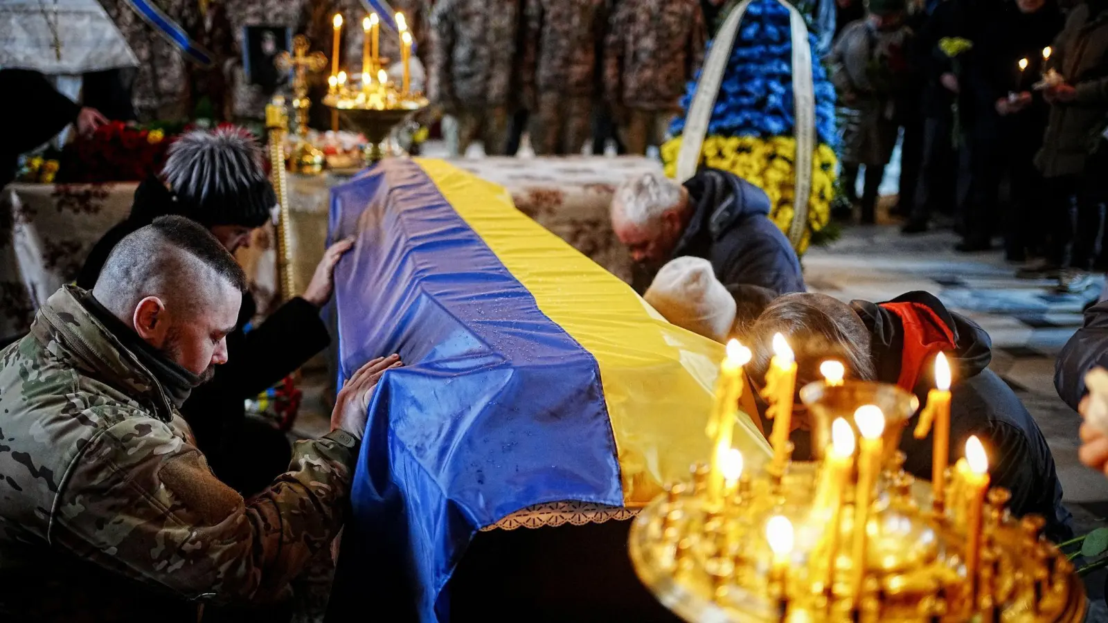 Trauernde nehmen in der Wladimirkathedrale in Kiew Abschied von dem gefallenen Soldaten Jurij Storoschew. (Foto: Kay Nietfeld/dpa)