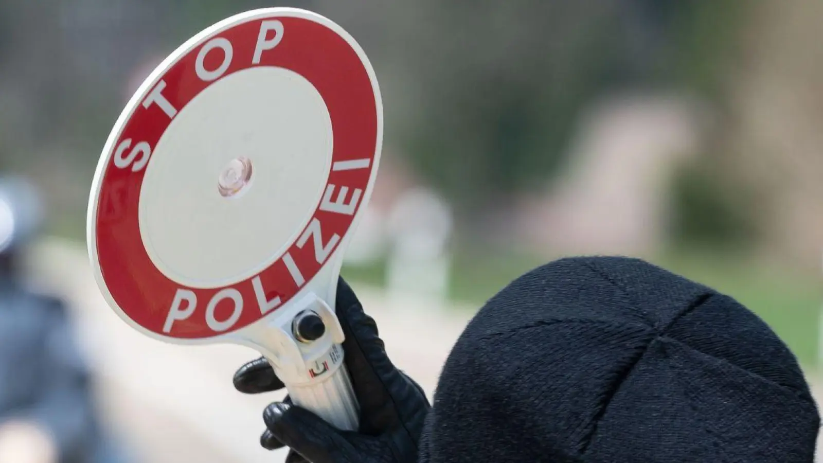 Für das Trio war mit dem Fahrzeug voller hochwertiger Ware bei Aurach erst einmal Schluss. (Symbolbild: Marijan Murat/dpa/Archivbild)