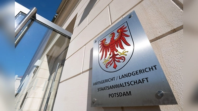 Das Landgericht Potsdam befasst sich mit der Anklage gegen einen Kinderarzt wegen Straftaten gegen die sexuelle Selbstbestimmung. Es geht um 130 Fälle und mehr als 70 Betroffene. (Symbolbild)  (Foto: Soeren Stache/dpa-Zentralbild/dpa)