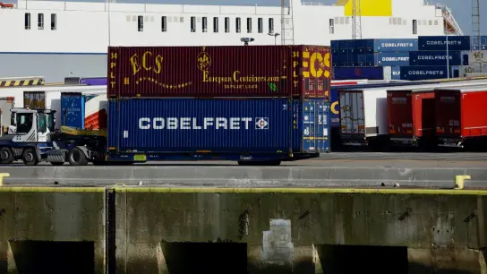 Container stehen im Hafen von Zeebrugge. (Foto: Olivier Matthys/AP/dpa)