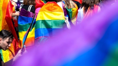 Queeres Leben gehört schon lange fest zu Bayern - die Staatsregierung braucht bei der Umsetzung des Aktionsplans aber viel Zeit. In diesem Jahr soll es nun soweit sein. Wann genau, ist aber offen. (Illustration) (Foto: Sven Hoppe/dpa)