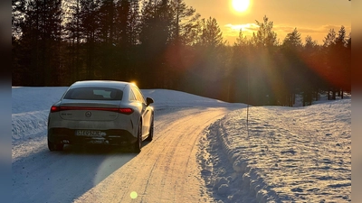 Wenn die Sonne im Winter tief steht, steigt für Autofahrer die Blendgefahr. (Foto: Thomas Geiger/dpa-tmn)