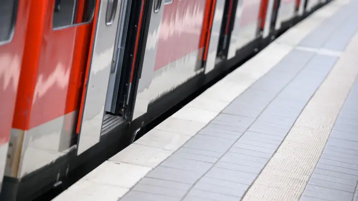 Eine S-Bahn steht mit geöffneten Türen an einem Bahnsteig. (Foto: Jonas Walzberg/dpa/Symbolbild)