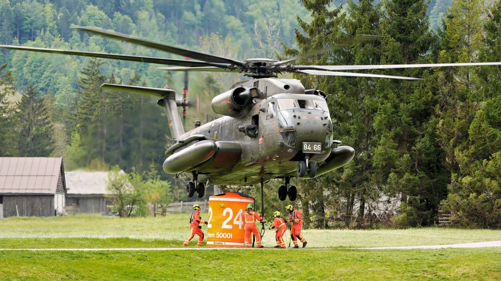 Hubschrauber starten weiter zu Löschflügen. (Foto: Uwe Lein/dpa)