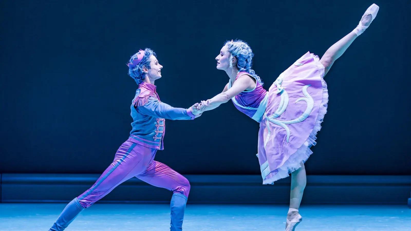 Stefan Kulhavec als Nussknacker-Prinz und Alessandra Armorina als Clara tanzen bei einer Probe für das Ballettstück „Der Nussknacker“ in Cottbus. (Foto: Frank Hammerschmidt/dpa)