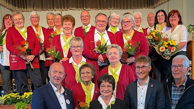 Der ehrenamtliche Helferkreis mit (vorne von links) Michael Trzybinski, Gisela Franz, Irene Becker, Marco Meier und Peter Dinzl. (Foto: Cedric Sterner)