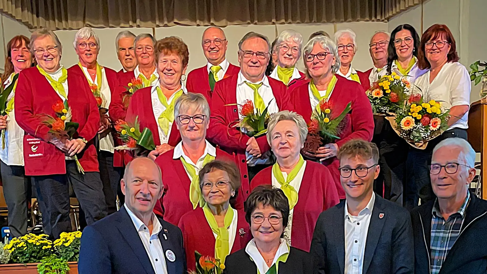 Der ehrenamtliche Helferkreis mit (vorne von links) Michael Trzybinski, Gisela Franz, Irene Becker, Marco Meier und Peter Dinzl. (Foto: Cedric Sterner)