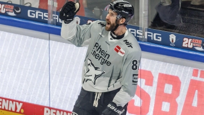 Muss gesperrt aussetzen: Augsburgs Spieler Grenier. (Archivbild) (Foto: Andreas Gora/dpa)