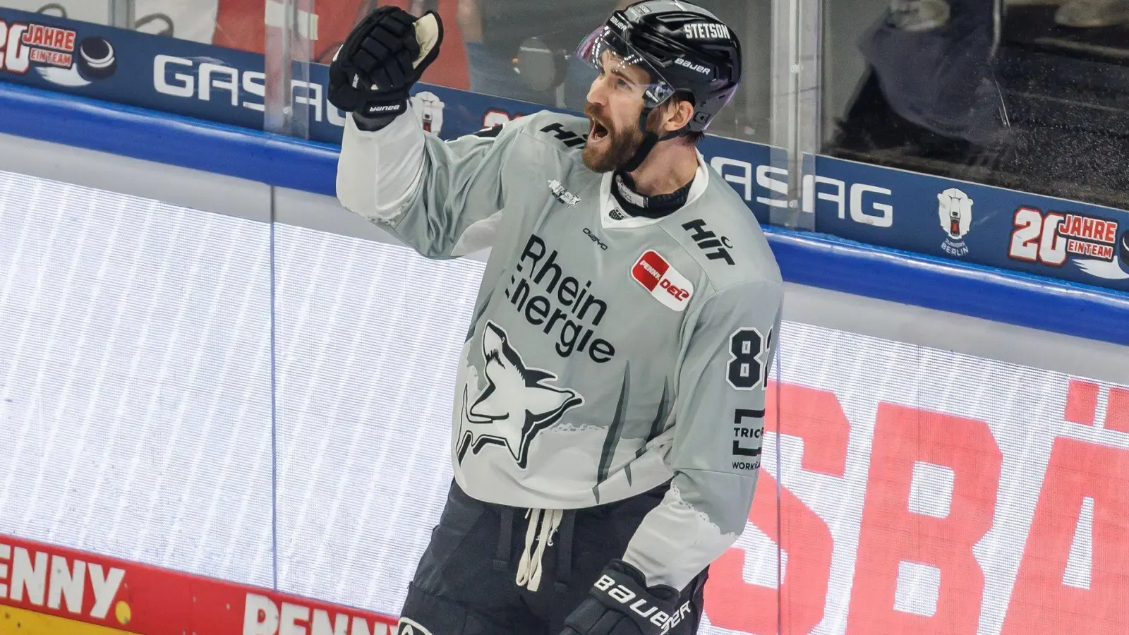 Muss gesperrt aussetzen: Augsburgs Spieler Grenier. (Archivbild) (Foto: Andreas Gora/dpa)