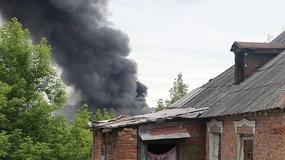 Nach dem Beschuss durch russische Truppen steigt hinter einem Haus in Charkiw eine Rauchsäule auf. (Foto: -/ukrin/dpa)