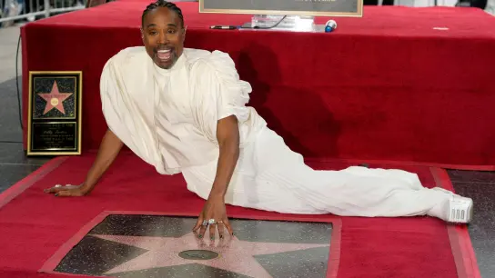 Billy Porter posiert hinter seinem neuen Stern auf dem „Hollywood Walk of Fame“. (Foto: Chris Pizzello/Invision via AP/dpa)