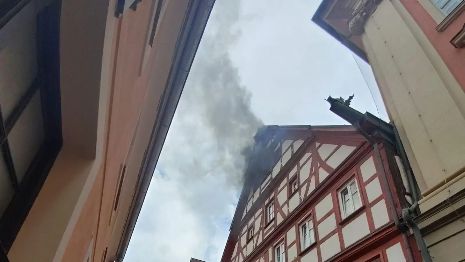 Aus dem Obergeschoss eines Fachwerkhauses in der Altstadt von Bad Windsheim drang dichter Rauch. (Foto: Katrin Merklein)