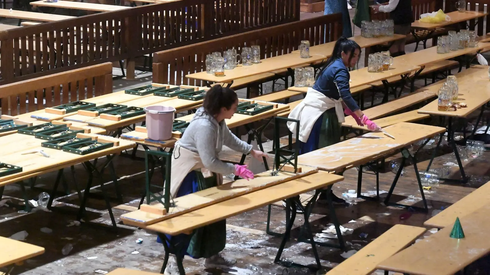 Beim größten Volksfest der Welt wird schnell aufgeräumt. (Foto: Felix Hörhager/dpa)