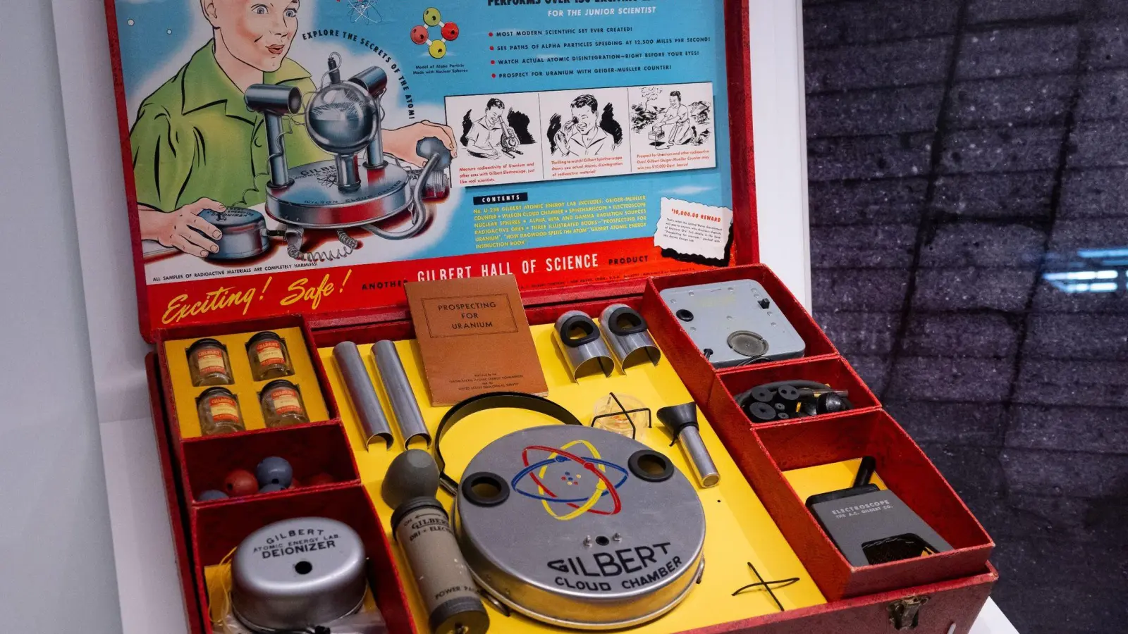 Anfang der 1950er Jahre ging man mit dem Thema Atomenergie noch unbefangen um, wie das „Atomic Energy Lab“ aus den USA beweist, ein Atomenergie-Labor fürs Kinderzimmer. (Foto: Sven Hoppe/dpa)