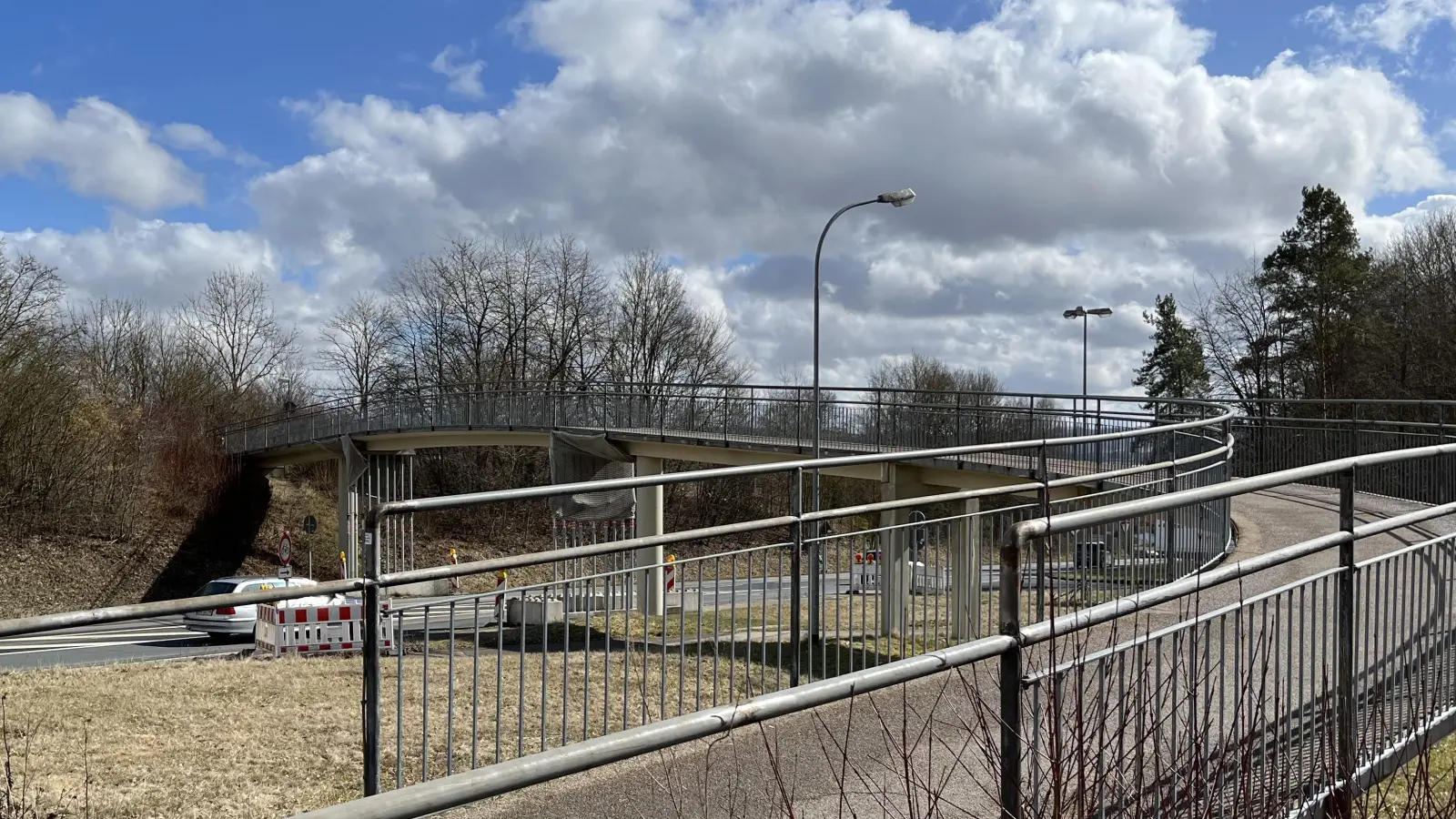 Von der Fußgängerbrücke zwischen dem Rothenburger Hallenbad und dem Schulzentrum wurden mehrmals Steine auf fahrende Autos geworfen. (Foto: Volker Raab)