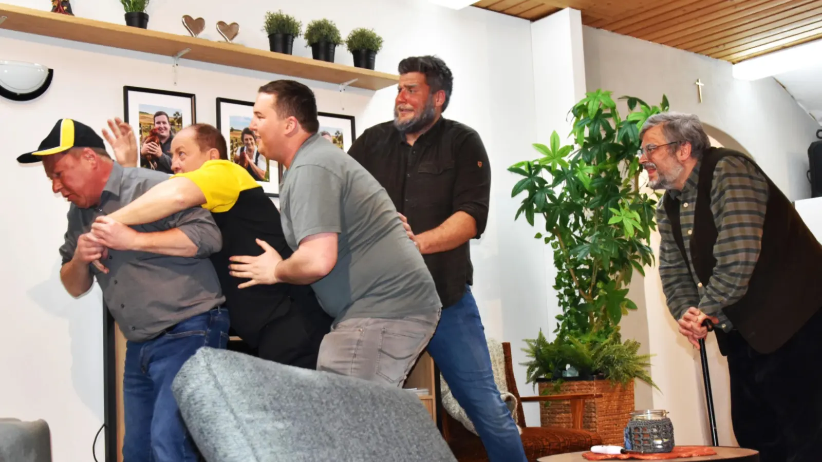 Gingen voll in ihren Rollen auf (von links): Norbert Leixner, Klaus Rupprecht, Matthias Lechner, Max Distler und Philipp Weiglmeier. (Foto: Werner Wenk)