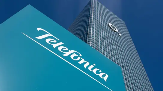 Das Logo des Telekommunikationsanbieters Telefonica ist auf einem Schild zu sehen. (Foto: Sven Hoppe/dpa/Symbolbild)