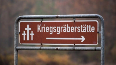 Laut Polizei wurden die Kerzen mutmaßlich am späten Samstagabend auf der Kriegsgräberstätte platziert. (Symbolbild) (Foto: Soeren Stache/dpa-Zentralbild/ZB)
