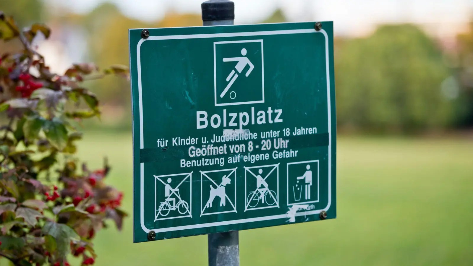 In der Oberpfalz hat ein Nachbar gegen einen neuen Bolzplatz geklagt und vorläufig Recht bekommen. (Symbolbild) (Foto: picture alliance / dpa)