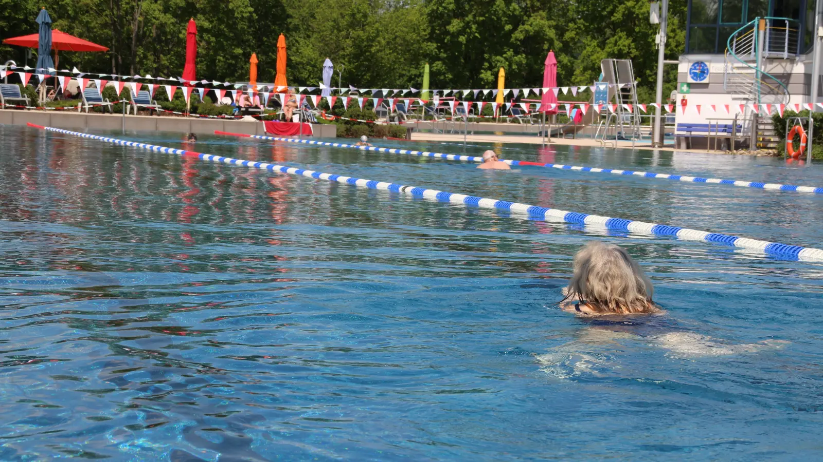 Sie schwimmen wieder: Vor allen Dingen die Dauerkartenbesitzer freuten sich über Saisonfrühstart im Ansbacher Freibad. (Foto: Robert Maurer)