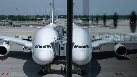 Eine Lufthansa-Maschine des Typs Airbus A380 steht auf dem Flughafen. (Foto: Sven Hoppe/dpa)