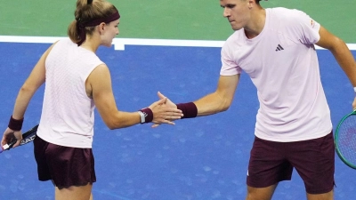 Mensik (rechts) und Muchova dominierten den ersten Satz und holen im Tiebreak den Titel. (Foto: Frank Franklin II/AP/dpa)