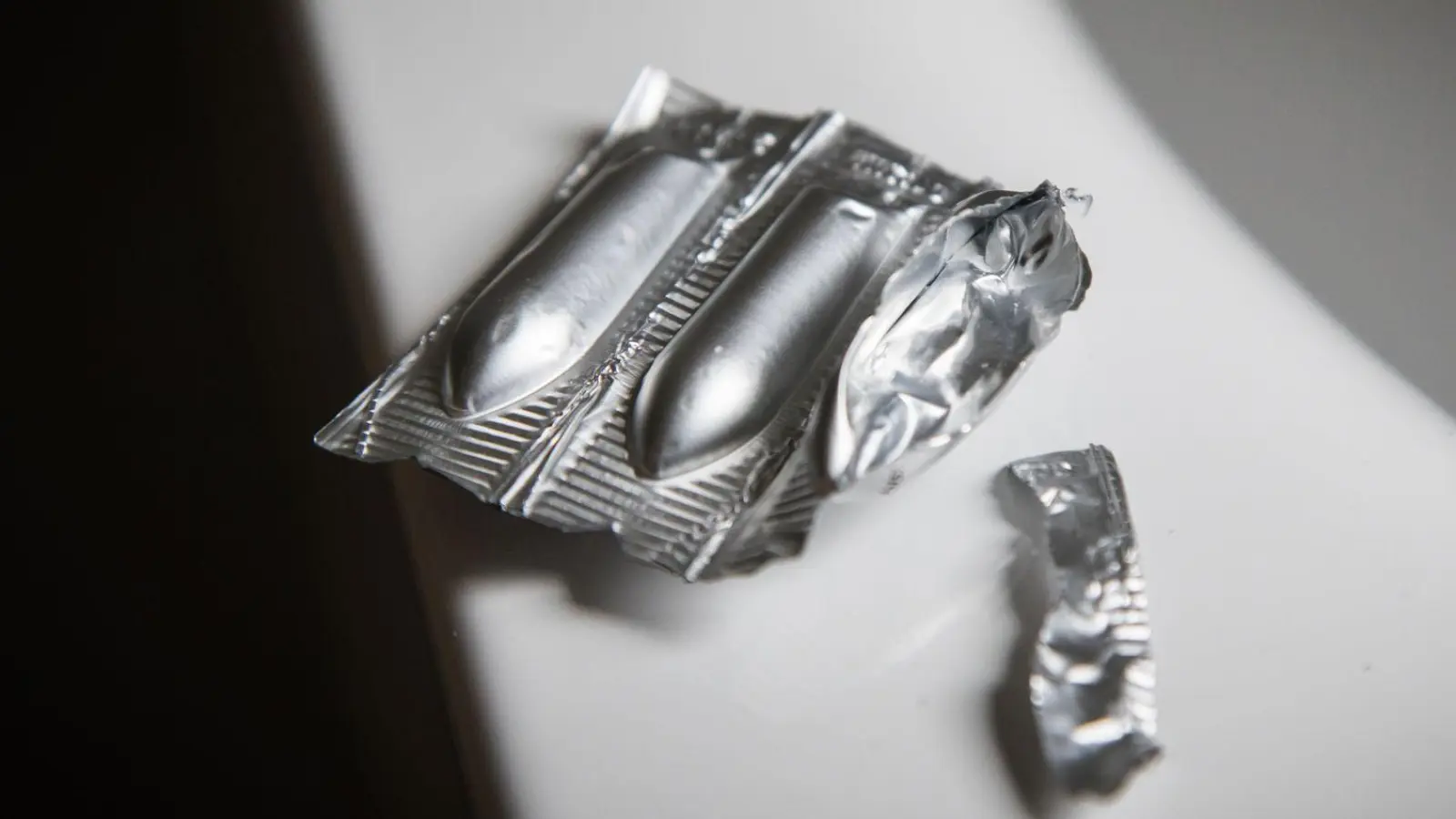 Gewusst wie: Diese Tipps helfen beim Einführen von Zäpfchen. (Foto: Christin Klose/dpa Themendienst/dpa-tmn)