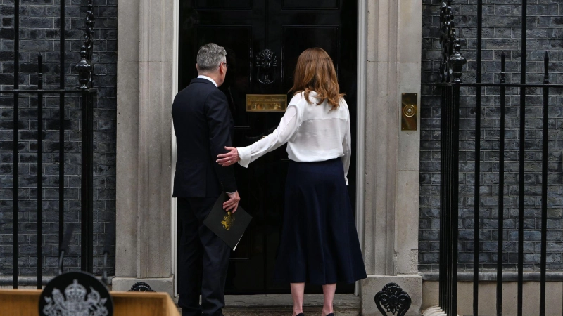 Der britische Premierminister Keir Starmer (links) und seine Frau Victoria (rechts) nach der Rücktrittsankündigung. (Foto: Thomas Krych/AP/dpa)