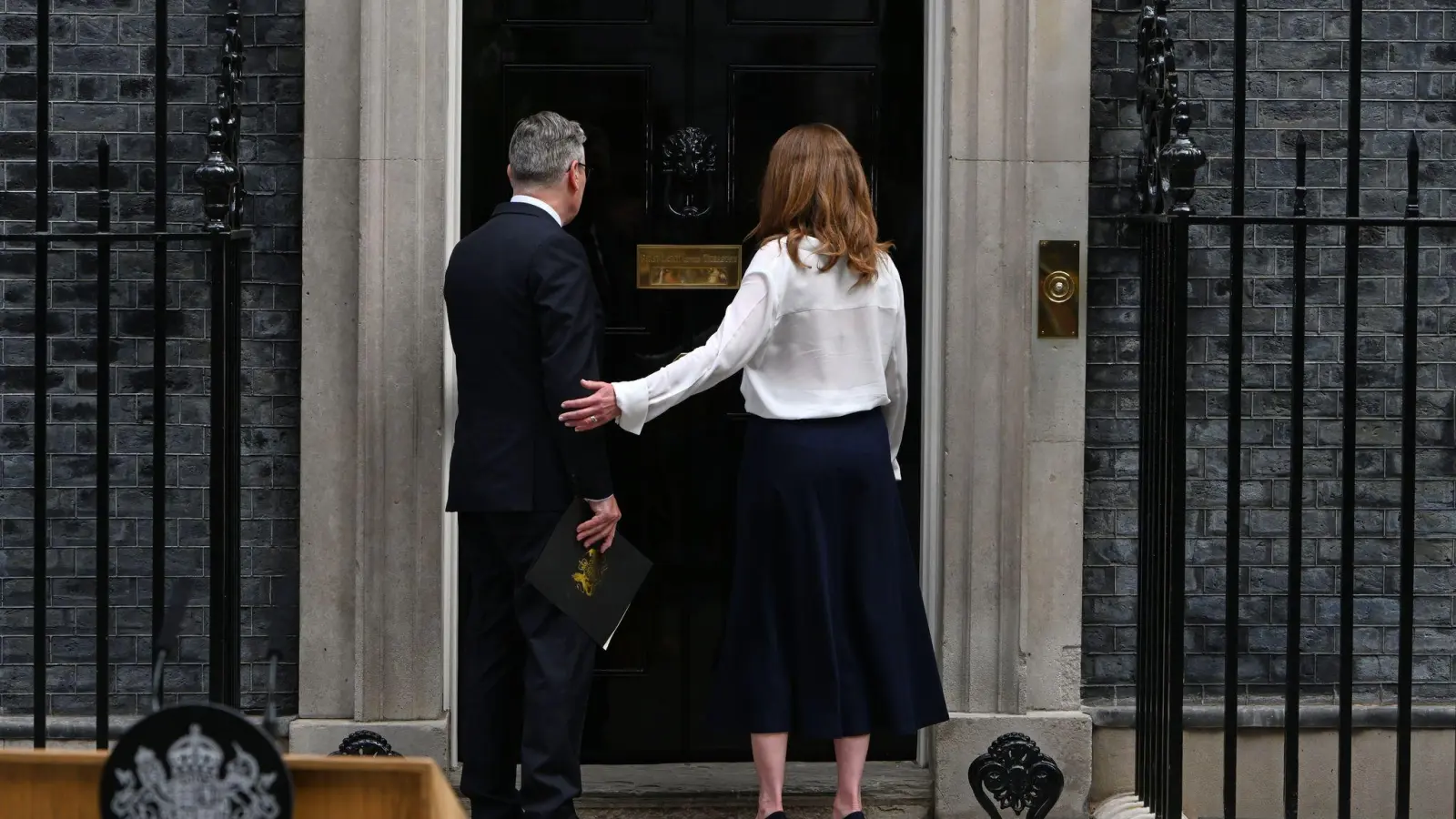 Der britische Premierminister Keir Starmer (links) und seine Frau Victoria (rechts) nach der Rücktrittsankündigung. (Foto: Thomas Krych/AP/dpa)