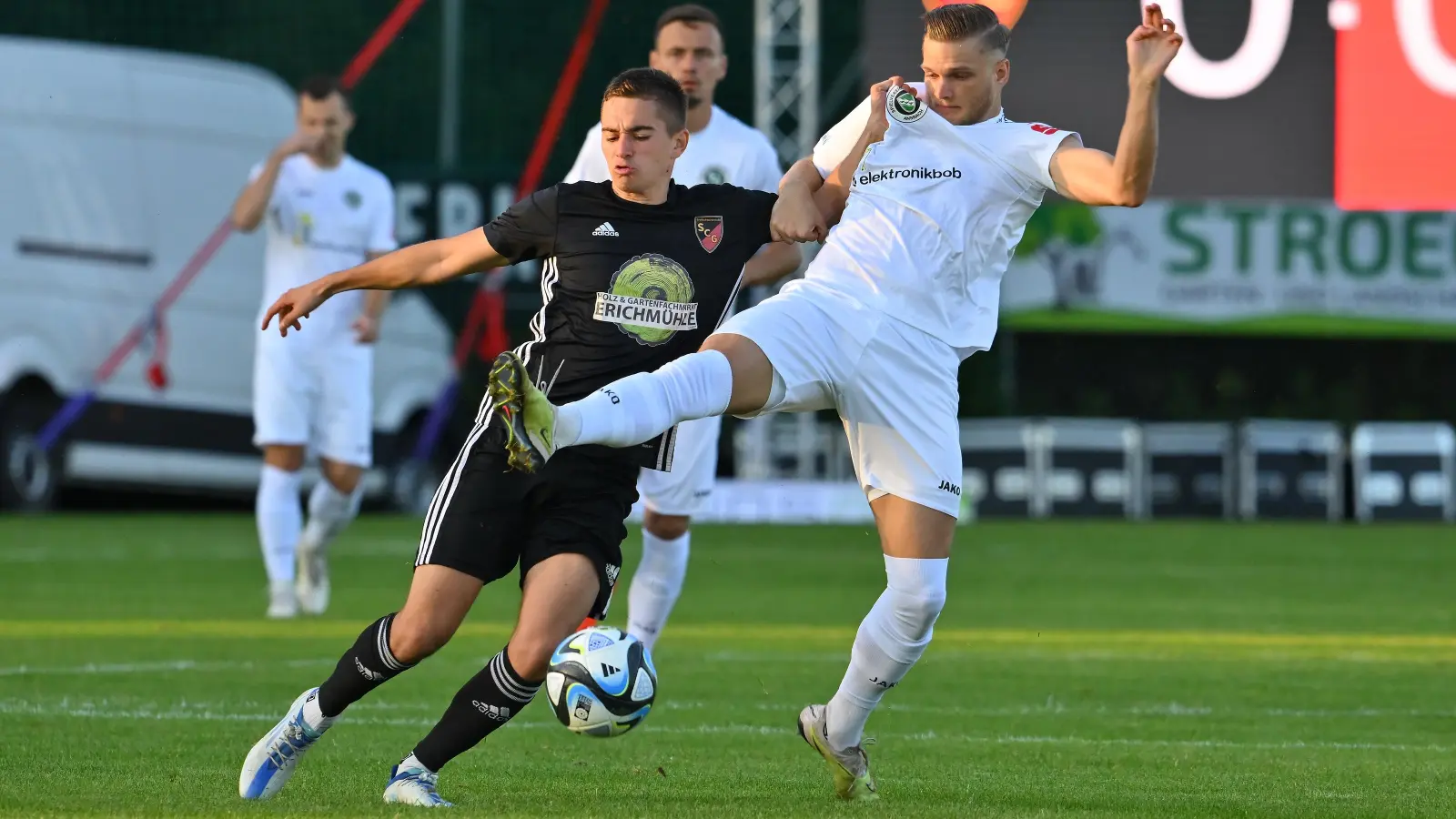 Ausgebremst: Mika Schmidt (links), brachte den SC Großschwarzenlohe gegen die SpVgg Ansbach (rechts Daniel Schelhorn) mit 2:0 in Führung. (Foto: Wolfgang Zink)