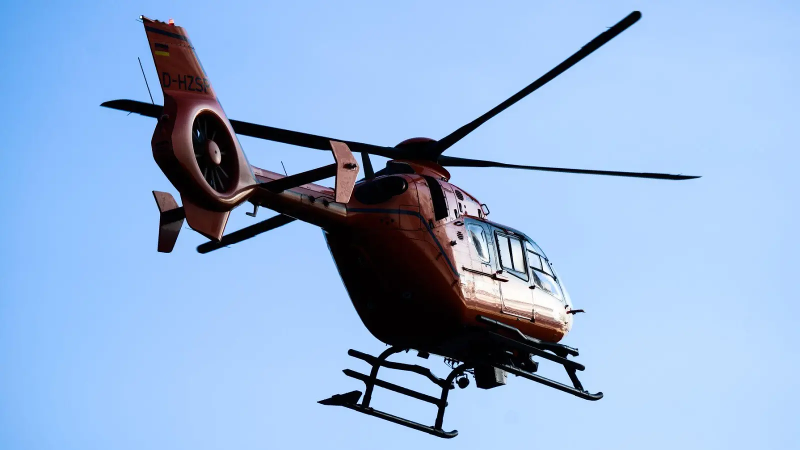 Der 22-jährige Autofahrer wurde ins Krankenhaus geflogen, seine beiden Mitfahrer wurden mit dem Rettungswagen abgeholt. (Symbolbild) (Foto: Julian Stratenschulte/dpa)