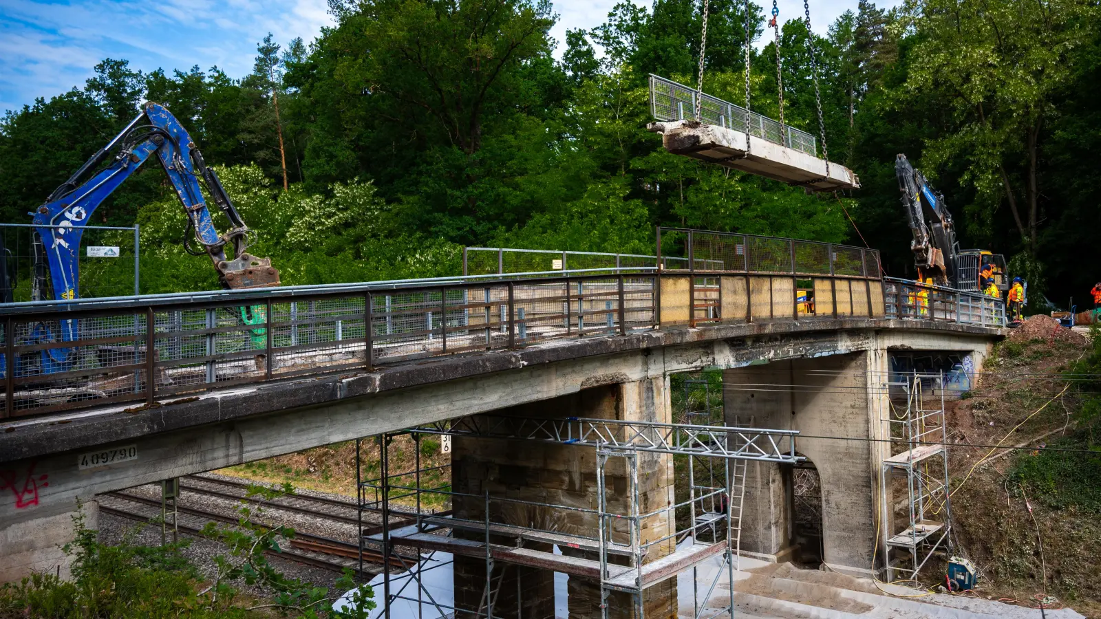 Ein tonnenschweres Teil der Brücke hing am Haken: Die marode Überquerung zwischen Petersaurach und Wicklesgreuth war lange ein Politikum. Nach dieser Woche ist das Bauwerk Geschichte. (Foto: René Chlopotowski)