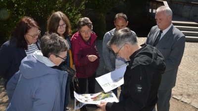 Beim Ortstermin anlässlich der Katze-Spende für ein neues Klettergerüst an Neustadts inklusivem Spielplatz zeigte Bauamtsleiter Gerald Schorr den Katze-Verantwortlichen die Pläne zur Erweiterung dieses Areals für Kinder.  (Foto: Patrick Lauer)