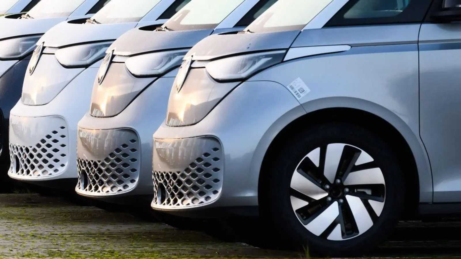 „Die elektrische Plattform steht“, sagt Ministerpräsident Lies über den kriselnden Autokonzern Volkswagen. (Archivbild) (Foto: Julian Stratenschulte/dpa)