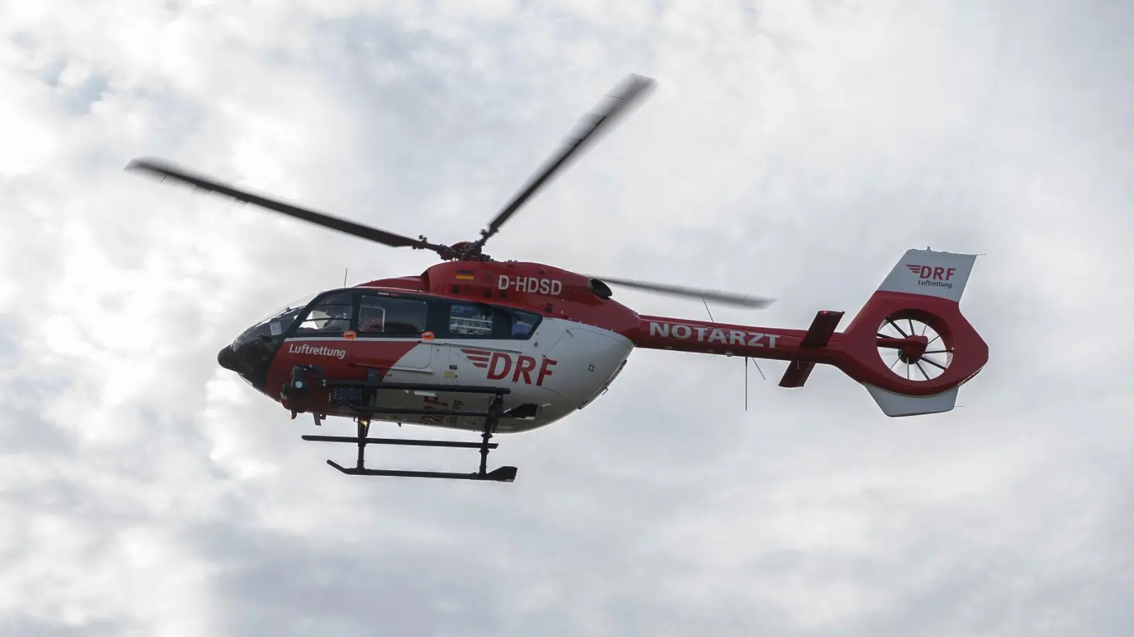 Auch ein Hubschrauber war im Einsatz, um die Frau in eine Klinik zu fliegen. (Symbolbild) (Foto: Paul Zinken/dpa)