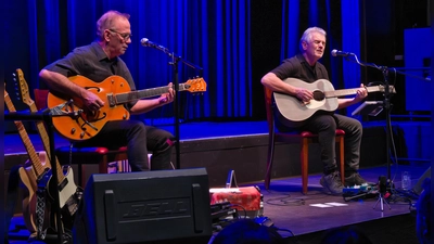 Ein bühnenstarkes Duo in den Ansbacher Kammerspielen: BJ Baartmans (links) und der bekannte britische Folk-Veteran Iain Matthews. (Foto: Martin Stumpf)