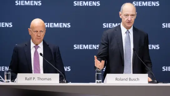 Ralf P. Thomas (l), Finanzvorstand der Siemens AG, und Roland Busch, Vorstandsvorsitzender der Siemens AG. (Foto: Sven Hoppe/dpa)