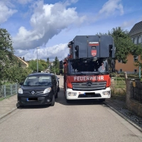Im Ernstfall kostet eine solche Situation wertvolle Zeit: Nur mit Mühe kommt die Feuerwehr-Drehleiter - hier bei einer Testfahrt - durch, wenn in der Nürnberger Straße Autos parken. (Foto: Stadtverwaltung)