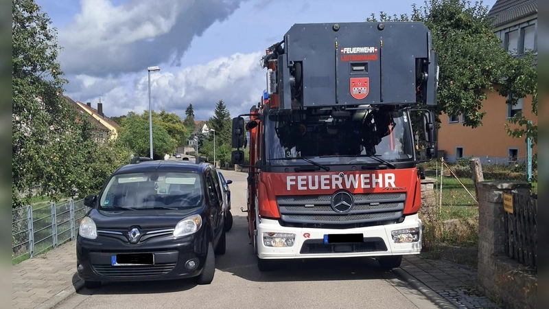 Im Ernstfall kostet eine solche Situation wertvolle Zeit: Nur mit Mühe kommt die Feuerwehr-Drehleiter - hier bei einer Testfahrt - durch, wenn in der Nürnberger Straße Autos parken. (Foto: Stadtverwaltung)