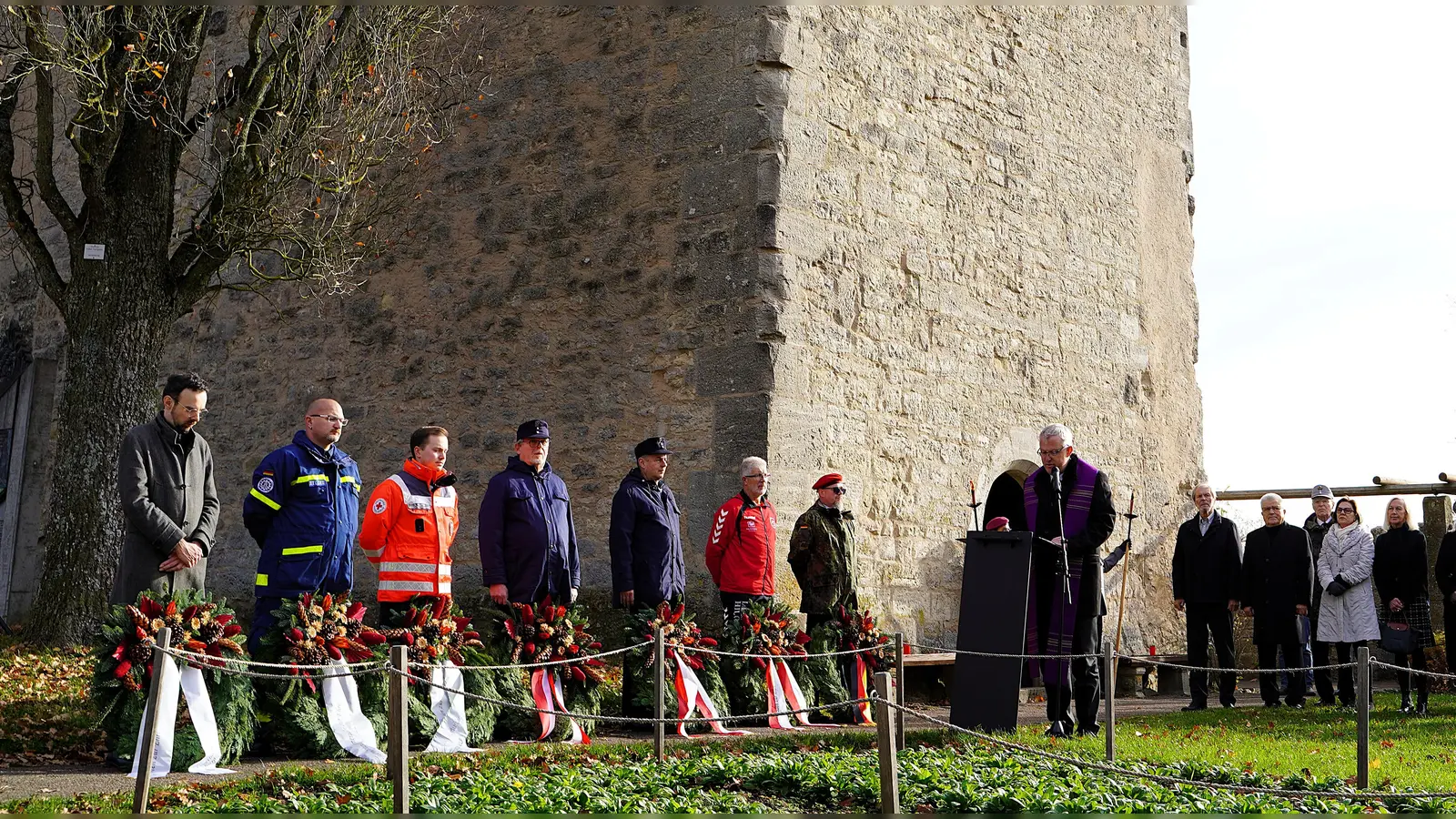 Dekan Harald Sassik teilte Gedanken zum Volkstrauertag mit den Menschen, die in den Burggarten gekommen waren.  (Foto: Simone Hedler)