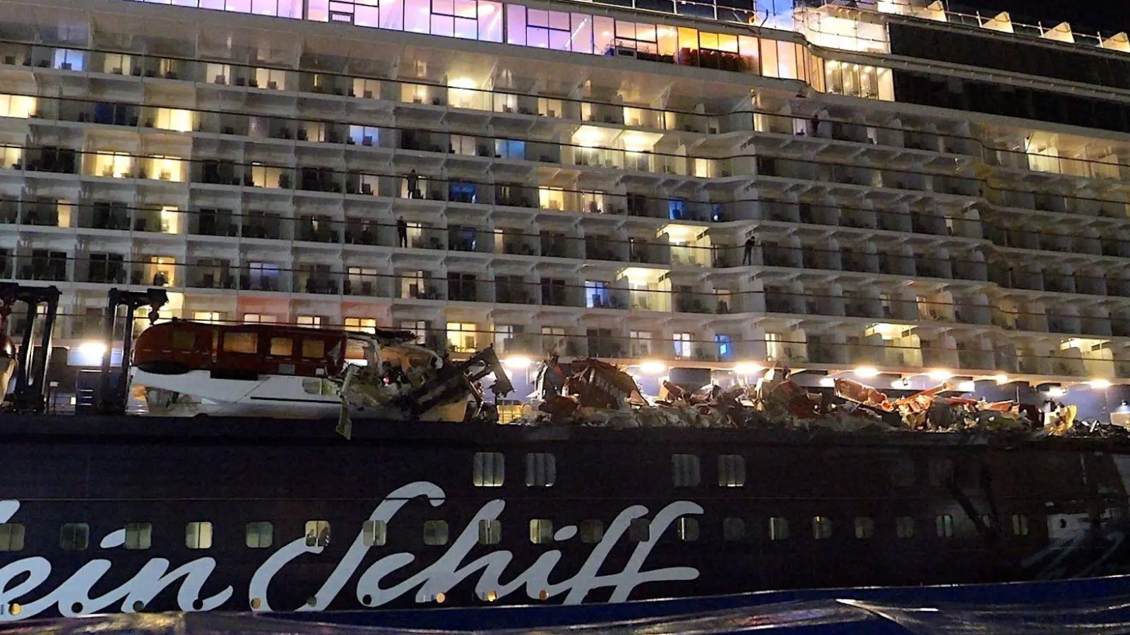 Das Kreuzfahrtschiff „Mein Schiff 3“ ist in Bremerhaven mit zwei Containerschiffen zusammengestoßen.  (Foto: Jörn Hüneke/dpa)