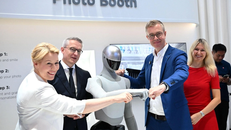 Beim Eröffnungsrundgang zur diesjährigen IFA wurde den Politikern unter anderem ein Roboter der Marke Xiaomi präsentiert. (Foto: Bernd von Jutrczenka/dpa)