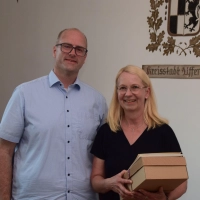 Bürgermeister Thomas Schmitt verabschiedete die aus dem Stadtrat scheidende Ulrike Streng.  (Foto: Gerhard Krämer)